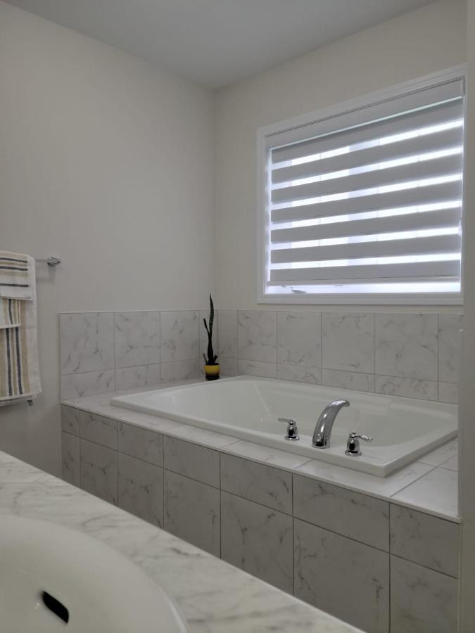Niagara- Beautiful Cozy Sunfilled Big Complete House Minutes Drive From Falls Villa Thorold Exterior photo